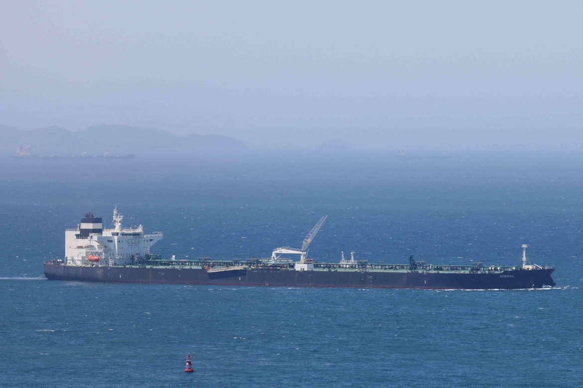 tau-dau-di-qua-eo-bien-hormuz.jpg