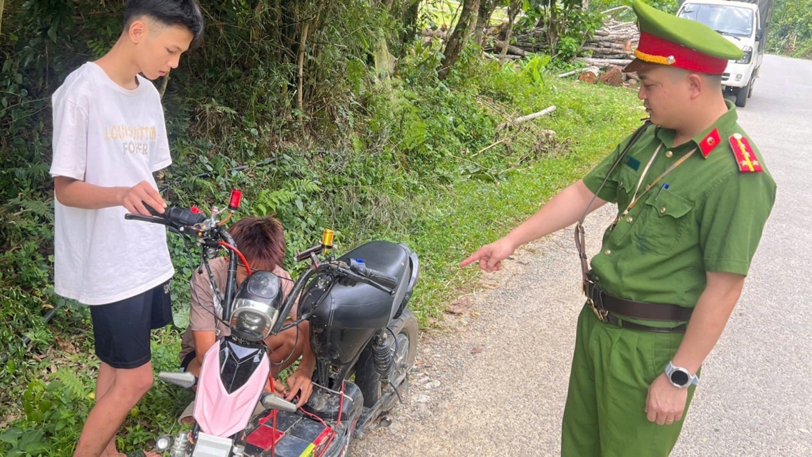 thai_nguyen_xu_ly_hang_loat_hoc_sinh_do_xe_may_dien_trai_phep_3.jpg