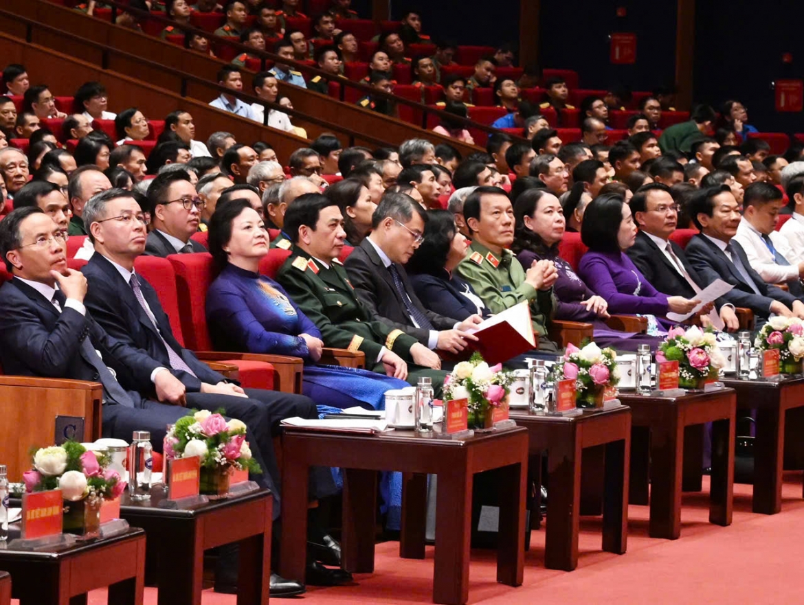 thu-tuong-le-minh-hung-du-hoi-nghi-tri-an-nguoi-co-cong-voi-cach-mang-toan-quoc.jpg