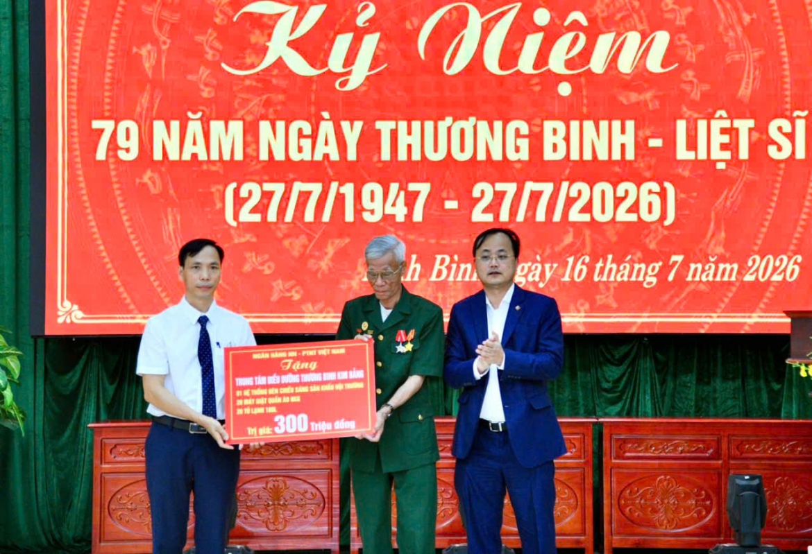 thu-tuong-tham-va-tang-qua-thuong-benh-binh-o-kim-bang-ninh-binh.jpg