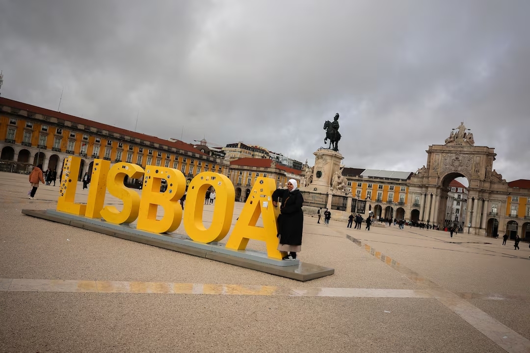 thu_do_lisbon_va_cac_vung_lan_can_dang_trai_qua_bau_khong_khi_ngot_ngat_nhu_chao_lua_-_anh_reuters.jpg