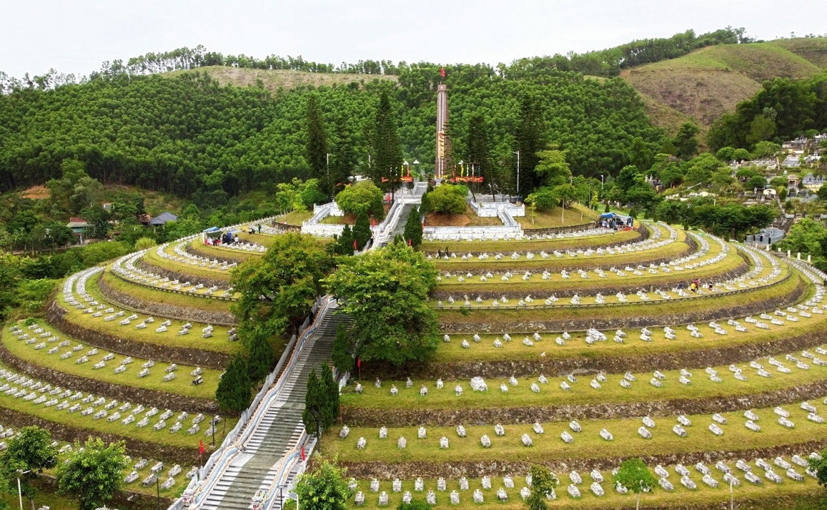 toan-canh-nghia-trang-liet-sy-nam-xa-tu-my-tinh-ha-tinh-anh-bht.jpg