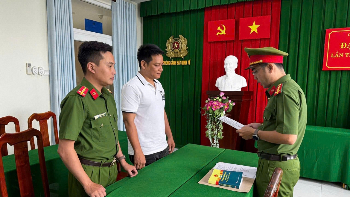 tong-dat-quyet-dinh-khoi-to-bi-can-doi-voi-thai-le-minh-tuan-anh-cong-an-vinh-long-1_1.jpg