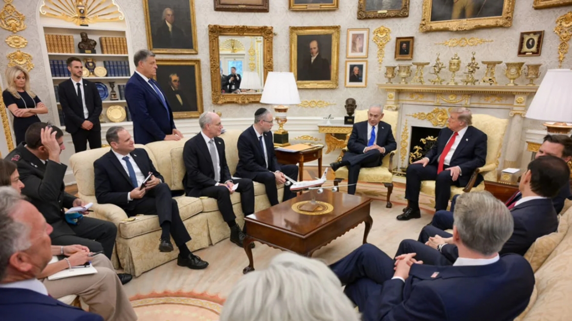  Thủ tướng Israel Benjamin Netanyahu gặp Tổng thống Mỹ Donald Trump tại Phòng Bầu dục vào ngày 28/7. Ảnh: Văn phòng Báo chí Chính phủ Israel