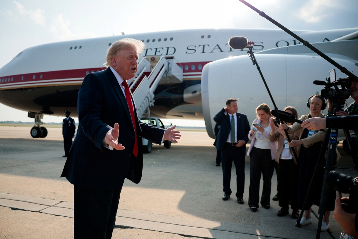 Tổng thống Mỹ Donald Trump phát biểu với báo giới trước khi lên chuyên cơ Không Lực Một mới do Qatar tặng, tại Căn cứ Liên hợp Andrews, bang Maryland, ngày 1/7/2026. Ảnh: Reuters