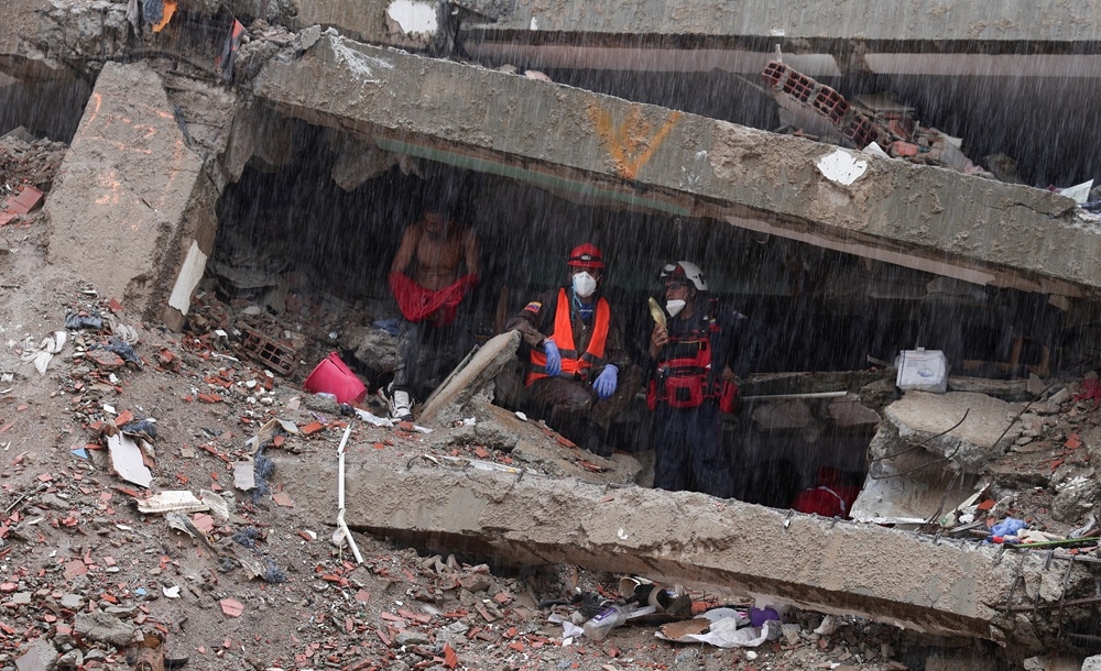 Lực lượng cứu hộ vẫn miệt mài cứu hộ động đất ở Venezuela. Ảnh: Reuters