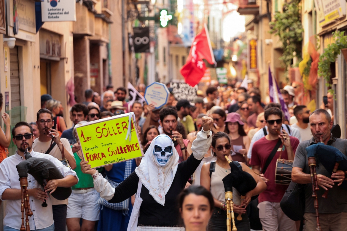 2026-08-08t114441z_468862994_rc29umab0qsi_rtrmadp_3_spain-tourism-protest.jpg