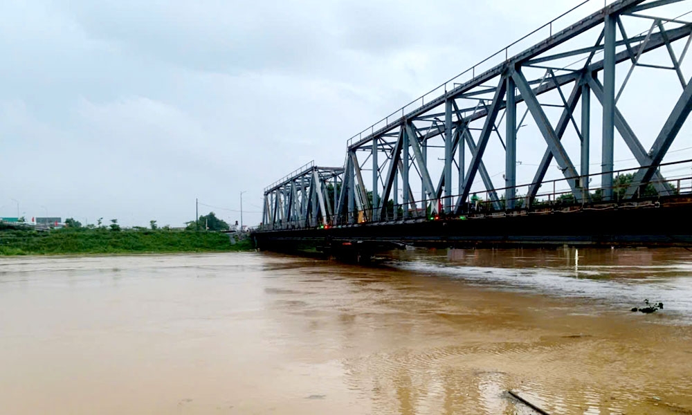 66-lu-tren-song-thuong-vuot-bao-dong-3.jpg