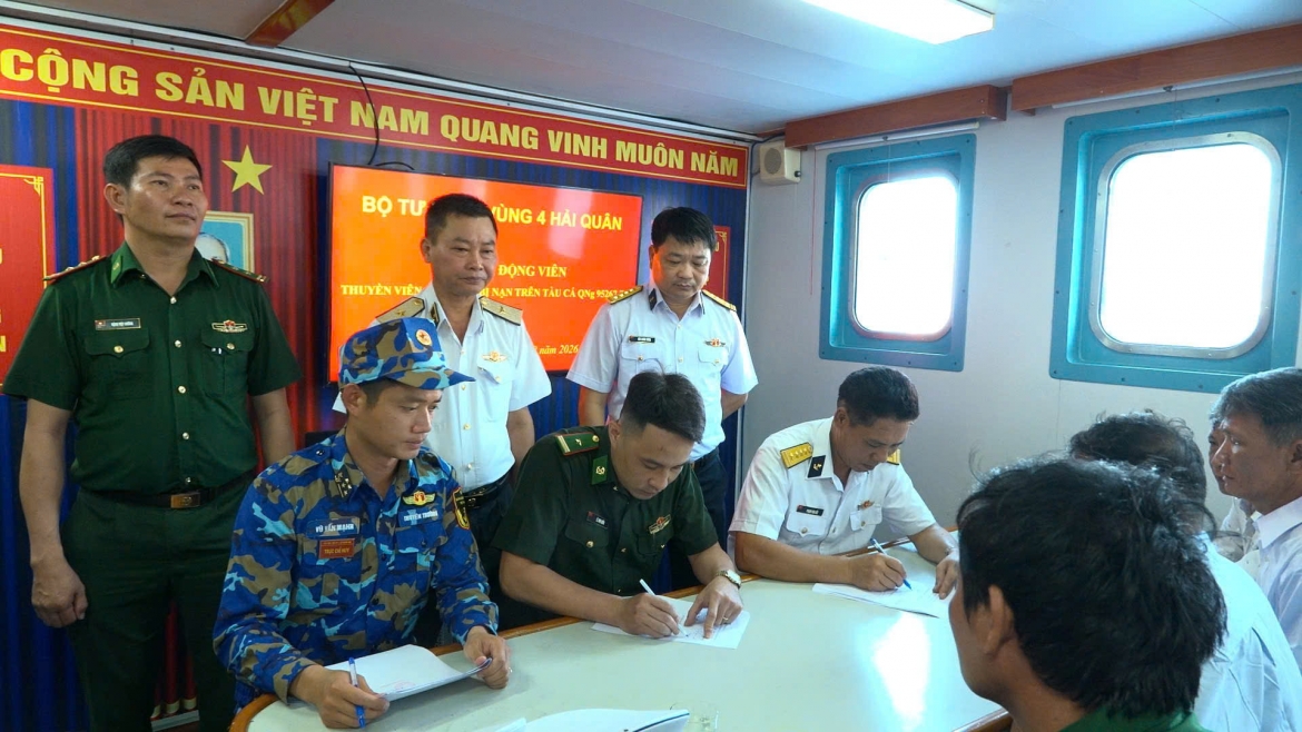 Đại diện các lực lượng bàn giao 33 ngư dân