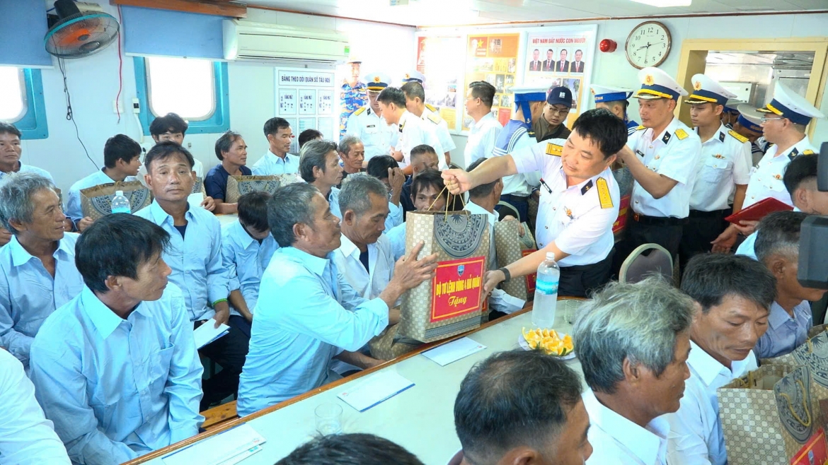 Đại diện Bộ Tư lệnh Vùng 4 Hải quân động viên ngư dân gặp nạn trên tàu cá.