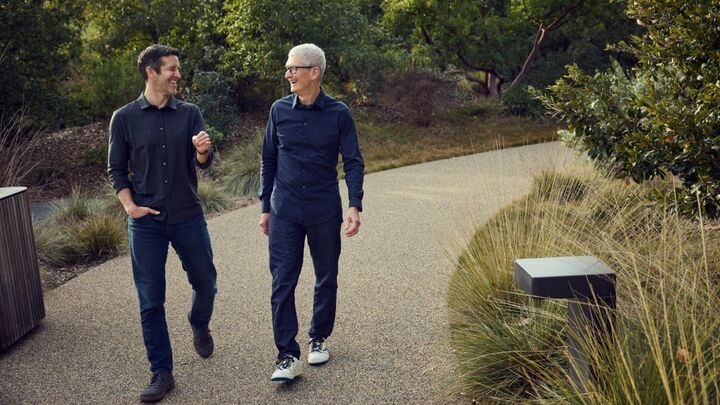 apple-john-ternus-tim-cook-full-bleed-image-jpg-xlarge-1-17584159.jpg