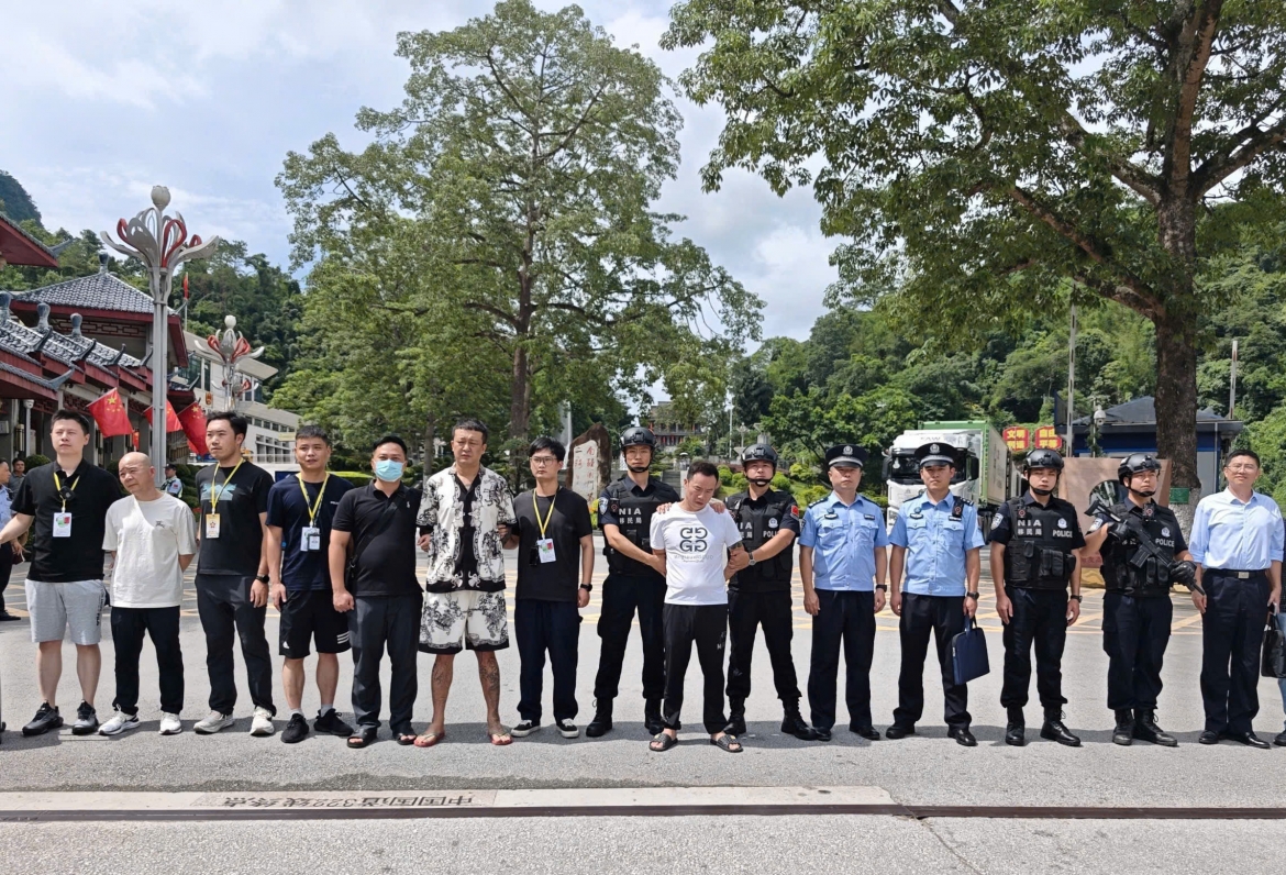 ban-giao-cac-doi-tuong-truy-na-cho-phia-trung-quoc.jpg