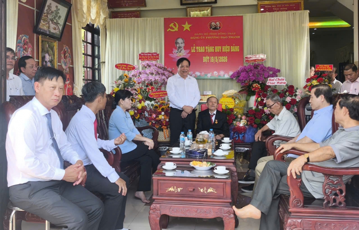 ban-thuong-vu-tinh-uy-dong-thap-trao-tang-huy-hieu-dang-cho-dang-vien-cao-nien-dip-19.5.jpg