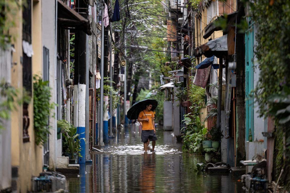 Gió mùa Tây Nam gây ngập lụt nhiều nơi tại Philippines. Ảnh: Reuters
