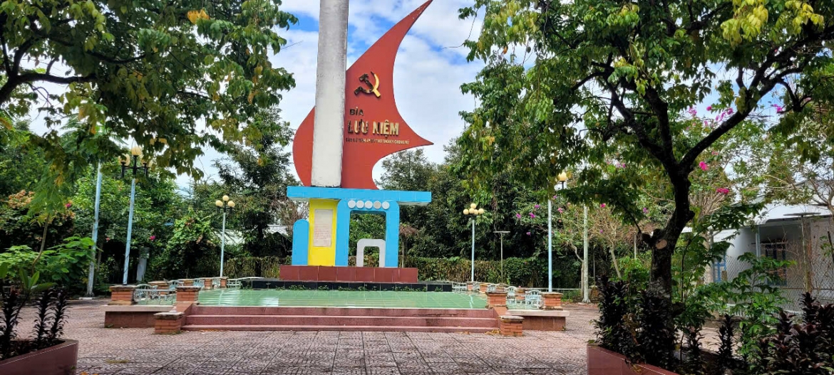 bia-luu-niem-can-cu-tinh-uy-my-tho-tai-xa-long-tien.jpg