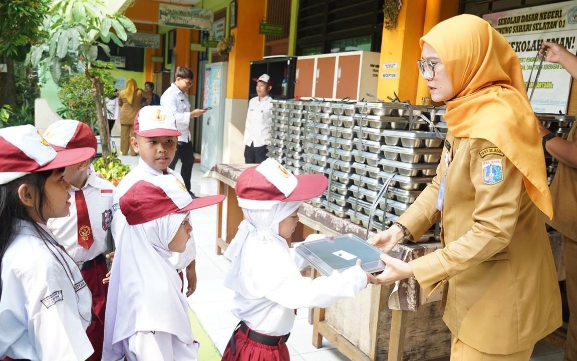 bua-an-hoc-duong-indonesia-bua-an-mien-phi-dinh-duong-hoc-duong-hoc-sinh-indonesia-suat-an-tre-em-indonesia-.bgn_.jpg