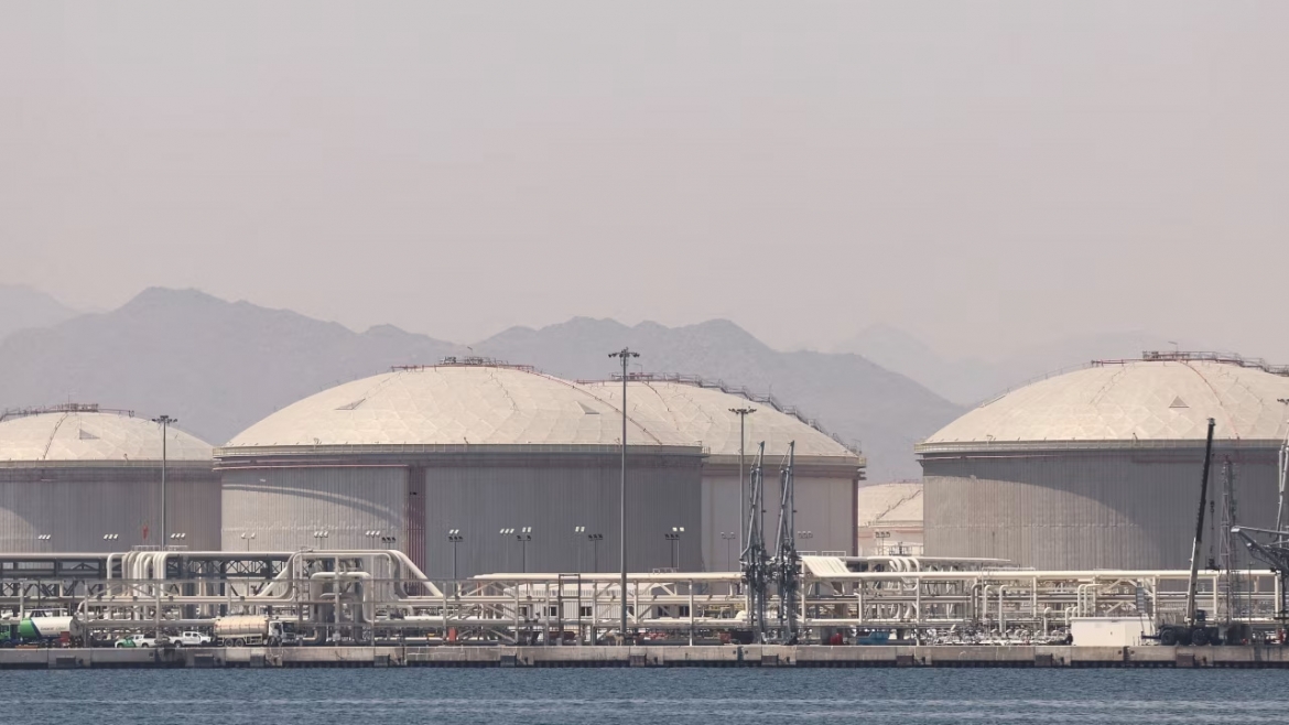 Bồn chứa dầu của UAE tại cảng Fujairah, bên ngoài eo biển Hormuz. Ảnh: Reuters