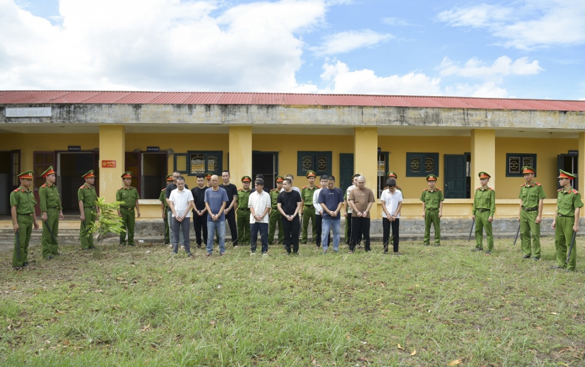 cac-doi-tuong-trong-duong-day-bi-bat-giu.jpg