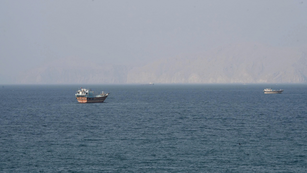 cac-tau-thuyen-gan-eo-bien-hormuz-nhin-tu-musandam-oman-ngay-17-thang-8-nam-2026.-reuters.jpg