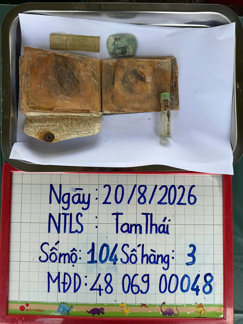 cac-vat-dung-tim-thay-trong-ngoi-mo-liet-si.jpg