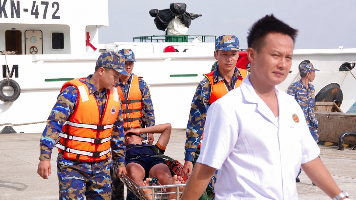 can-bo-chien-si-tiep-nhan-ngu-dan-tu-tau-472.png