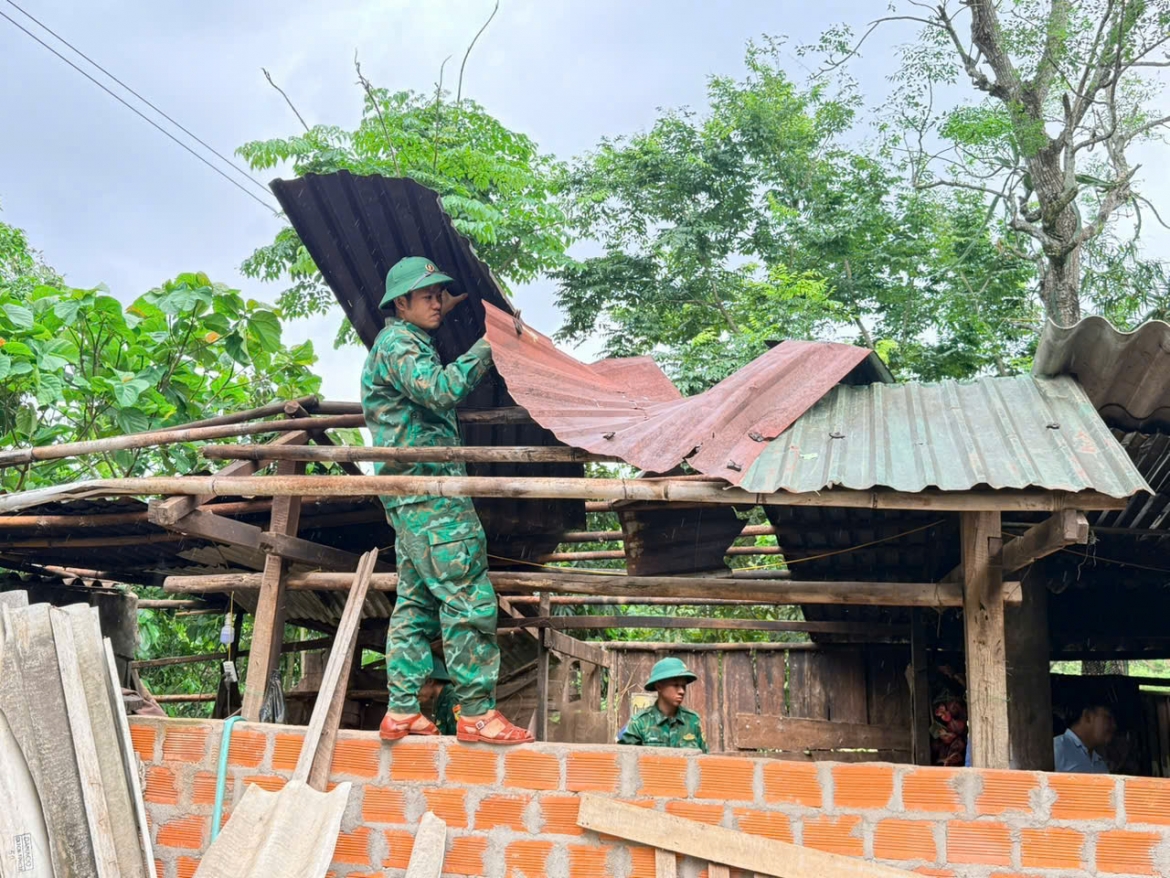 can-bo-chien-sy-don-bien-phong-cua-khau-quoc-te-la-lay-thu-gom-cac-tam-ton-bi-loc-cuon-toc-mai.jpg