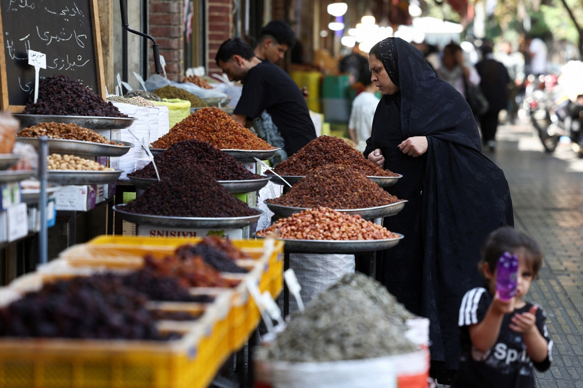 Một phụ nữ mua sắm tại một khu chợ địa phương ở Tehran, Iran, ngày 23/8/2026. Ảnh: WANA/Reuters