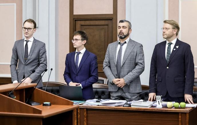 chu-tich-dang-yabloko-nikolai-rybakov-ngoai-cung-ben-phai-tai-phien-toa.-nguon_-tass.jpeg