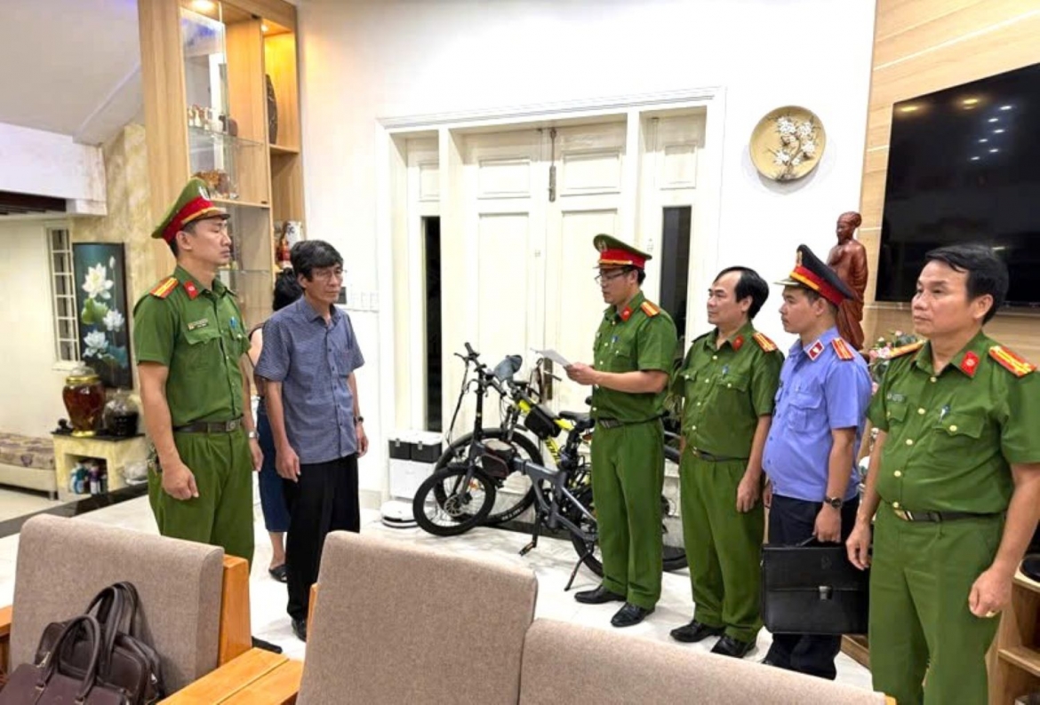 co-quan-canh-sat-dieu-tra-cong-an-thanh-pho-hue-doc-lenh-bat-bi-can-de-tam-giam-doi-voi-ha-xuan-hau-nguoi-mang-ao-so-mi-xanh-deo-kinh.jpg