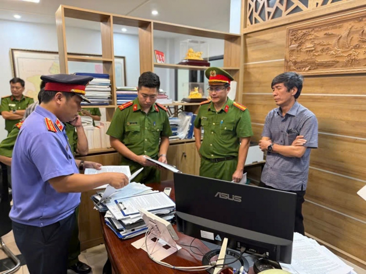 co-quan-canh-sat-dieu-tra-cong-an-thanh-pho-hue-thi-hanh-lenh-kham-xet-khan-cap.jpg