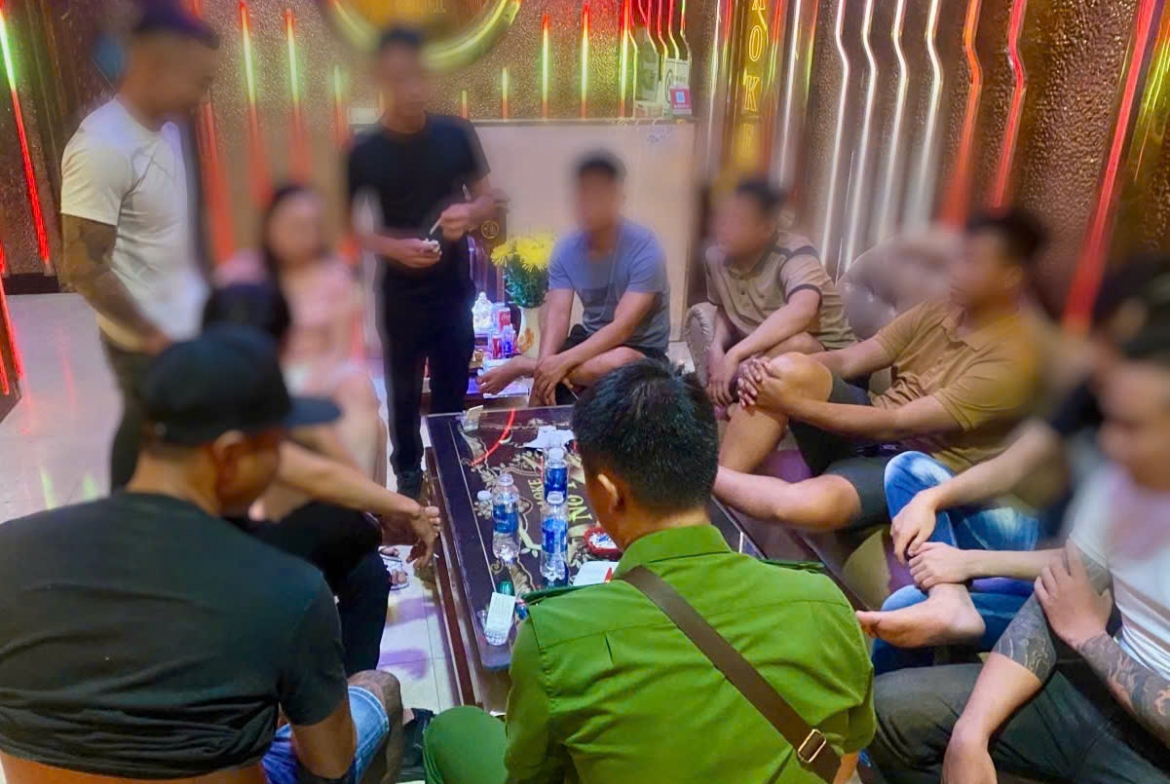 cong-an-kiem-tra-vu-truong-quan-karaoke.jpg