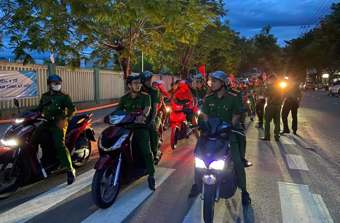cong-an-phuong-hoa-cuong-ra-quan-tong-kiem-tra-o-cho-dau-moi-tu-diem-kinh-doanh-247.jpg