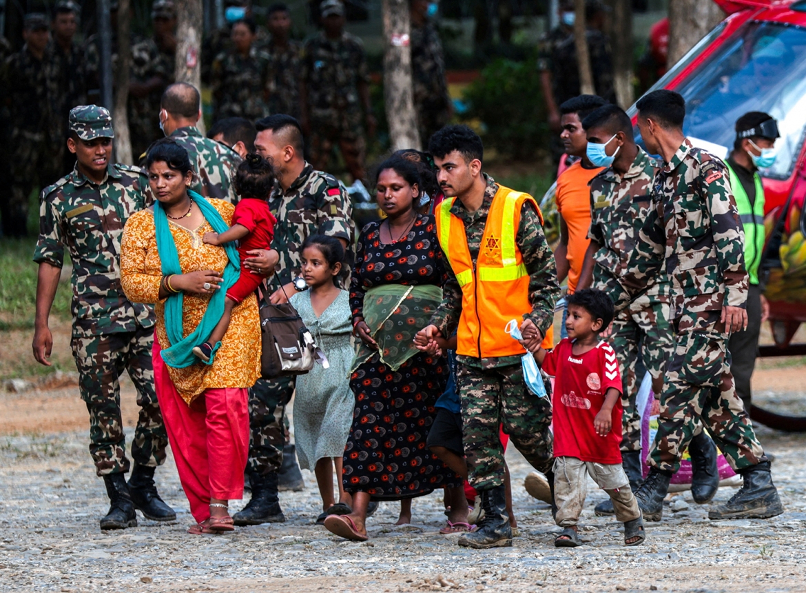 Binh sĩ Nepal hỗ trợ người dân được sơ tán bằng trực thăng khỏi vùng lũ tại Trishuli, huyện Nuwakot, ngày 30/8/2026. Ảnh: Reuters