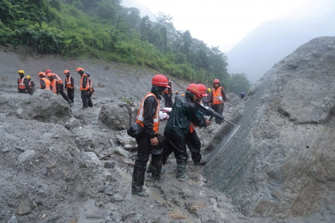 Lực lượng cứu hộ tham gia hoạt động cứu nạn gần đường hầm của Dự án Thủy điện Trishuli 3A sau trận lũ quét ở Rasuwa, Nepal. Ảnh: Văn phòng Thủ tướng Nepal/Reuters