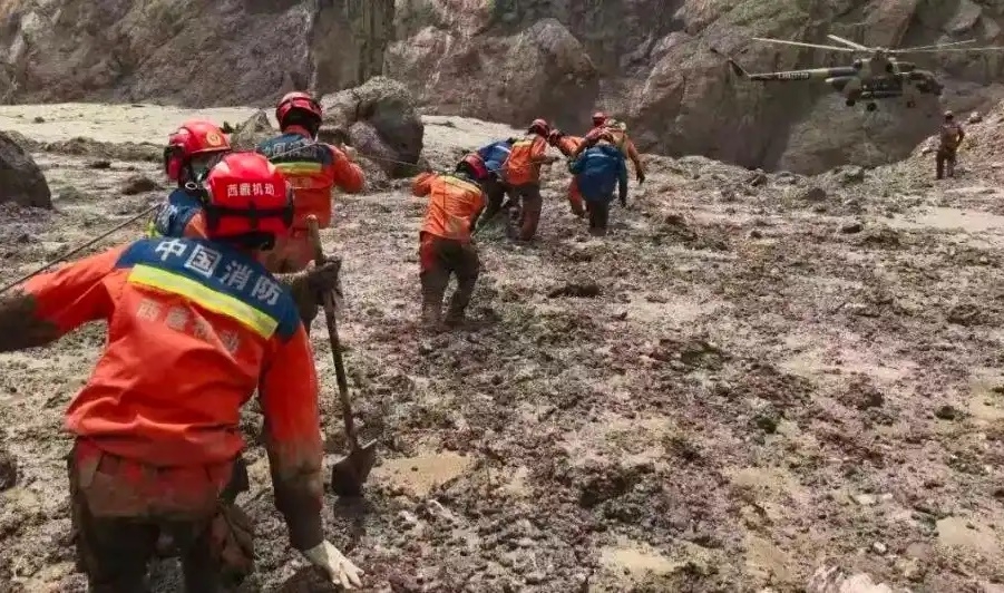 Lực lượng cứu hộ Trung Quốc tiếp cận vùng lõi thảm họa lũ quét 8-2026. Ảnh: Tây Tạng nhật báo.