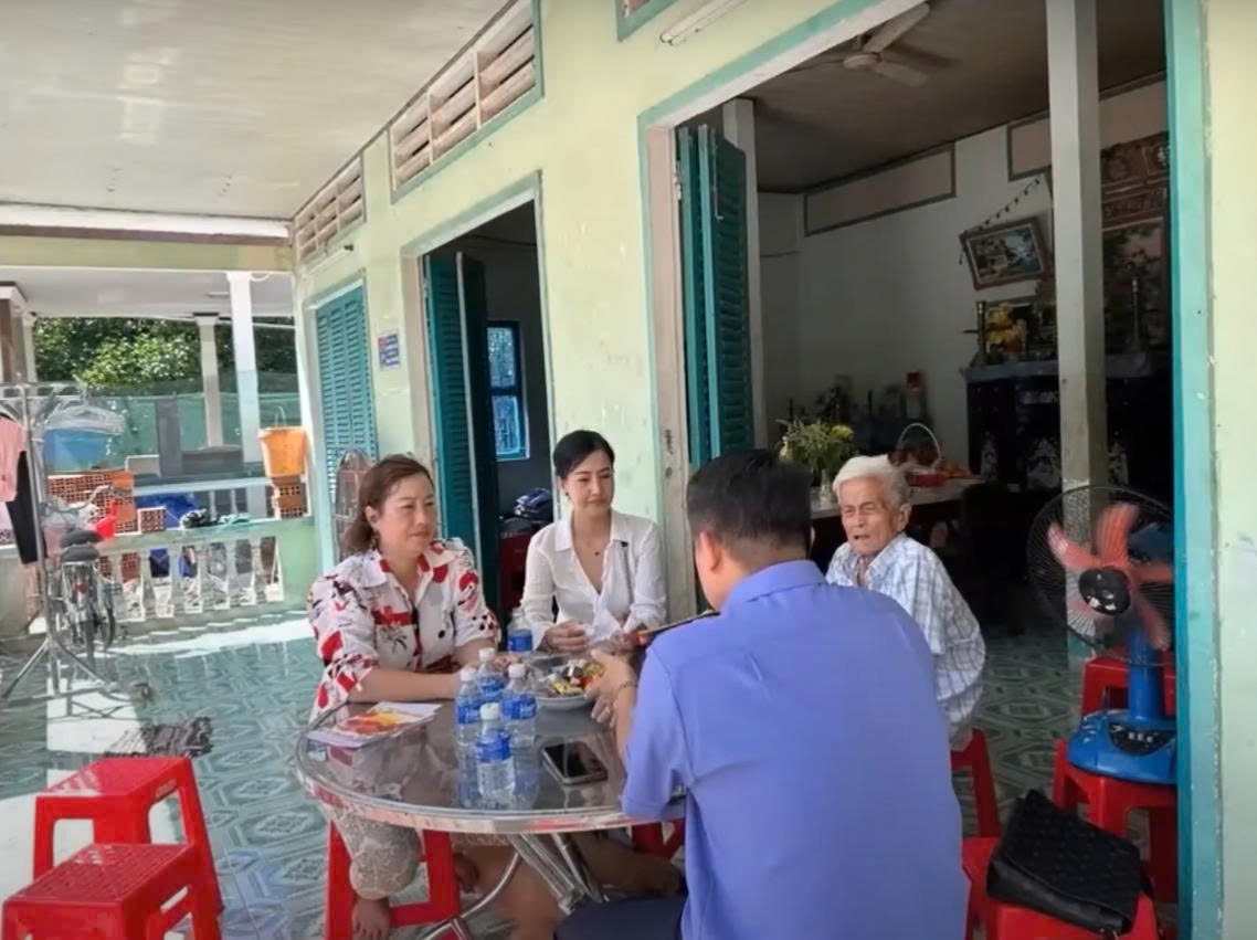 dai-dien-vien-ksnd-toi-cao-lam-viec-voi-gia-dinh-nan-nhan-1.jpg