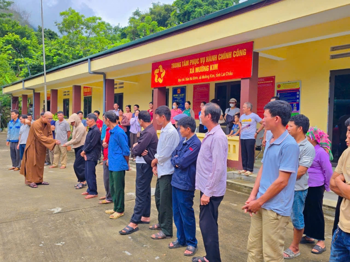 dai-duc-thich-minh-phuoc-trao-tang-moi-gia-dinh-mot-phan-qua-tri-gia-500-nghin-dong_1.jpg