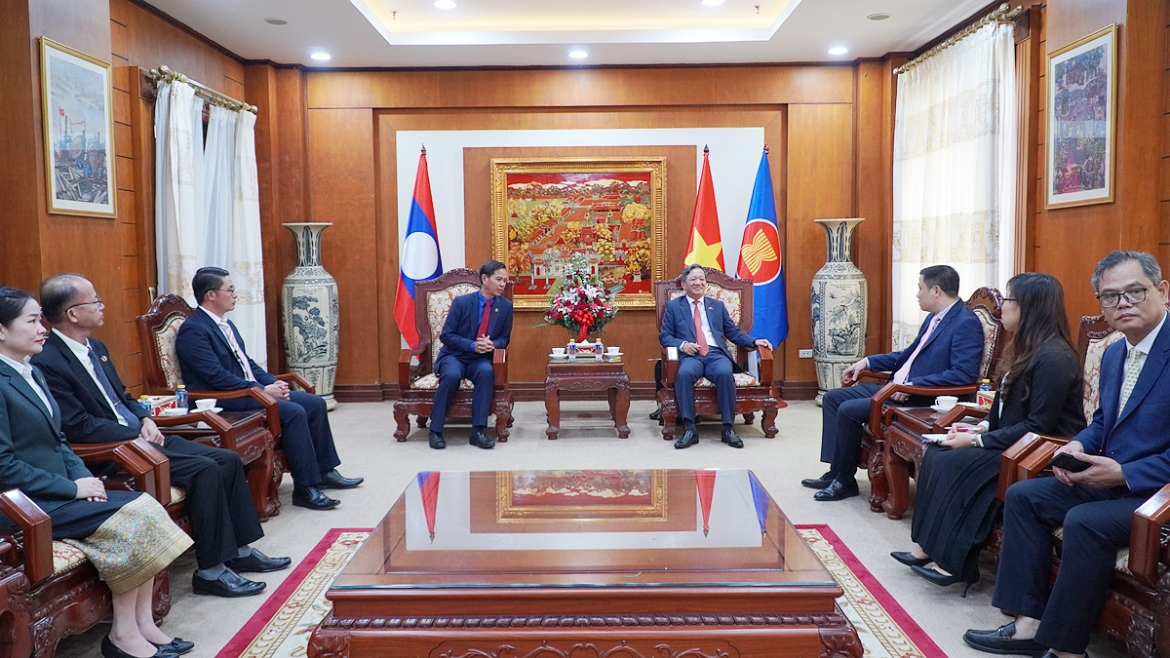 dai-su-nguyen-minh-tam-tiep-doan-dai-bieu-doan-thanh-nien-den-chuc-mung-quoc-khanh.jpg