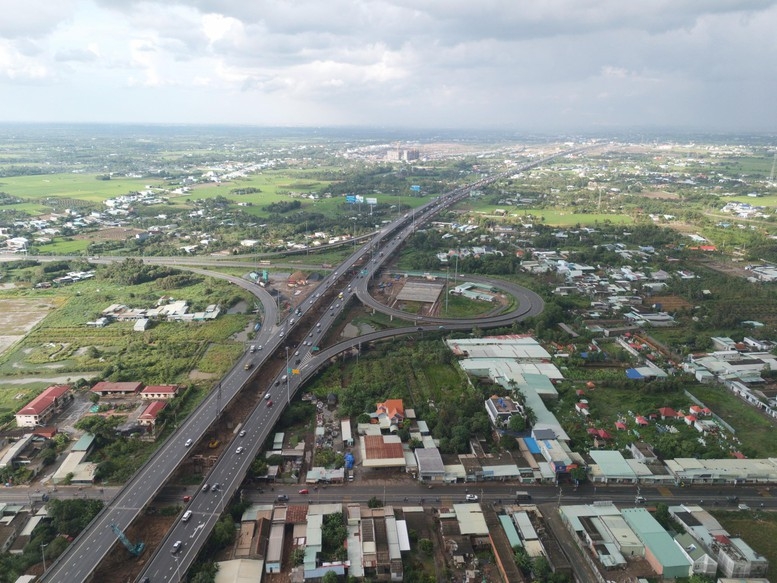 Đẩy nhanh tiến độ các dự án đầu tư xây dựng đường bộ cao tốc tại khu vực Đông Nam Bộ và Tây Nam Bộ