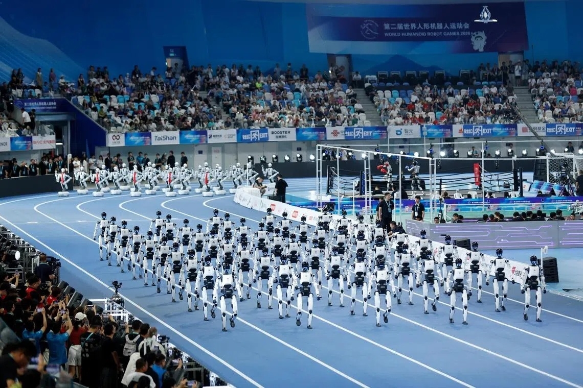 doi_hinh_cac_tuyen_thu_robot_hinh_nguoi_tien_vao_khu_vuc_thi_dau_anh_chinanews_20260823001301.jpg