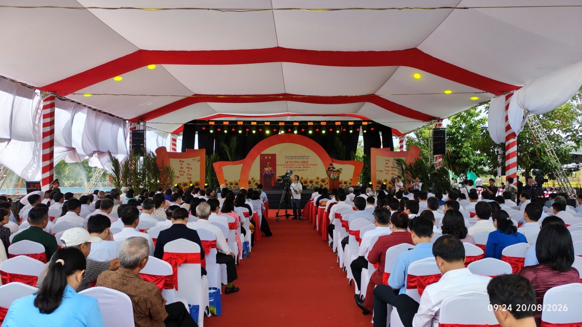 dong-dao-can-bo-cong-chuc-va-nguoi-dan-den-du-le-tuong-niem-162-nam-ngay-anh-hung-dan-toc-truong-dinh-tuan-tiet.jpg