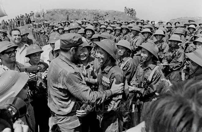 ổng tư lệnh Fidel Castro - Vị nguyên thủ nước ngoài đầu tiên và duy nhất trên thế giới đến thăm vùng giải phóng ở Quảng Trị năm 1973. Trong ảnh: Bí thư Thứ nhất Đảng Cộng sản Cuba, Thủ tướng Chính phủ Cách mạng Cuba Fidel Castro gặp gỡ các chiến sĩ Đoàn Khe Sanh, Quân giải phóng Trị Thiên - Huế, tại cao điểm 241 Tân Lâm. (9/1973). Ảnh: TTXVN