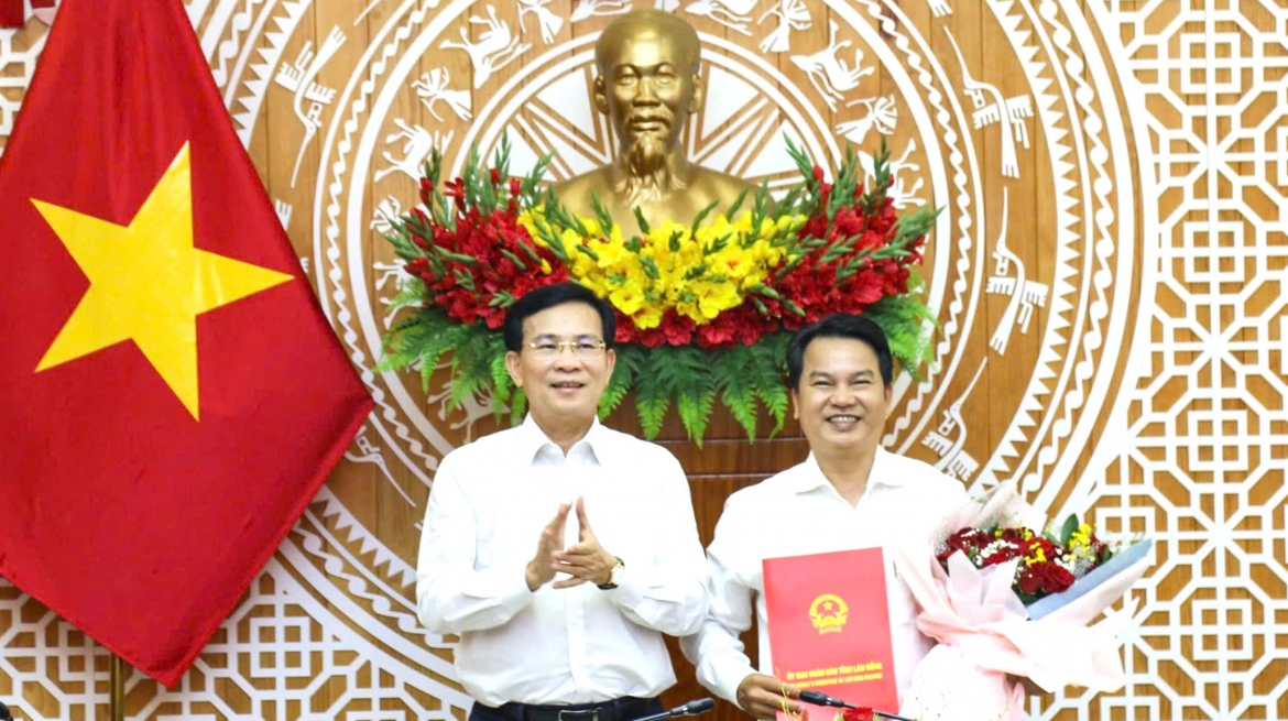 giam-doc-ban-quan-ly-so-1-lam-dong-thoi-viec.jpg