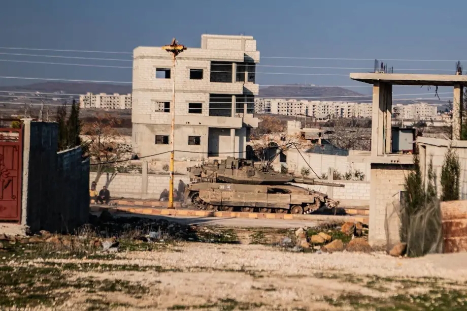 Xe tăng của quân đội Israel tại khu vực Al Hamadyeh, tỉnh Quneitra, thuộc Cao nguyên Golan, Syria, ngày 6/1/2025. Ảnh: Anadolu