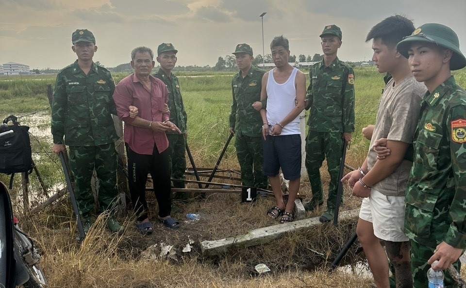 hai-doi-tuong-nguoi-viet-nam-to-chuc-cho-1-nguoi-nuoc-ngoai-qua-bien-gioi-trai-phep-anh_-h.b.jpg