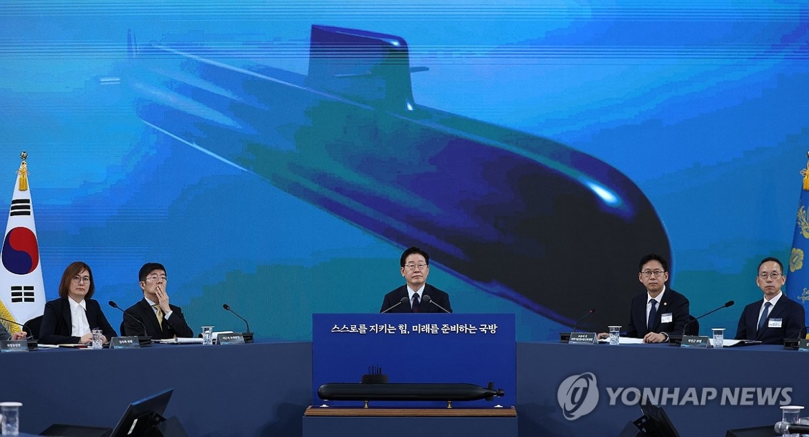 Tổng thống Hàn Quốc Lee Jae Myung nghe báo cáo về dự án tàu ngầm hạt nhân hôm 26/5. Ảnh: Yonhap