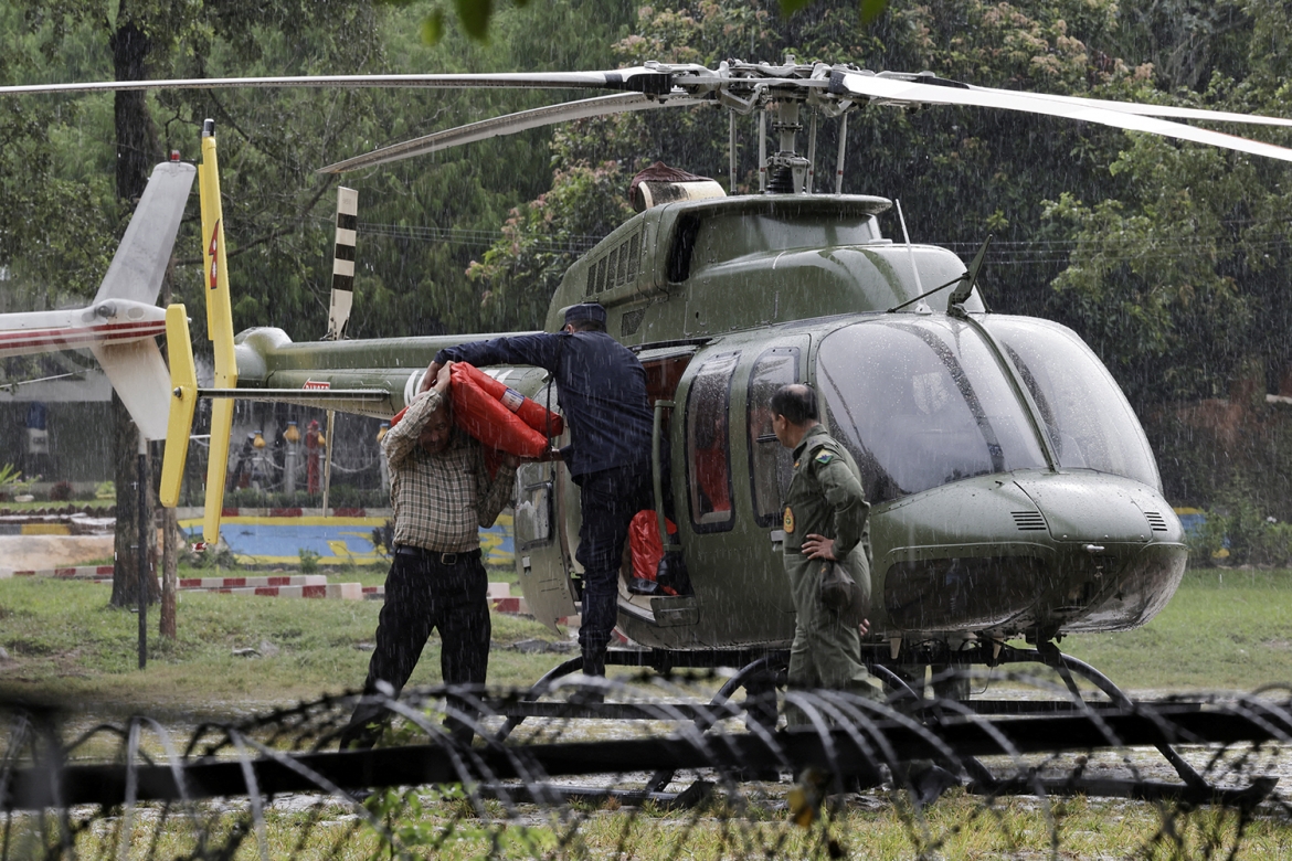hang-hoa-cuu-tro-duoc-van-chuyen-bang-may-bay-truc-thang-toi-khu-vuc-bi-anh-huong-boi-tham-hoa-lu-quet-o-nepal-nguon_-reuters.jpg