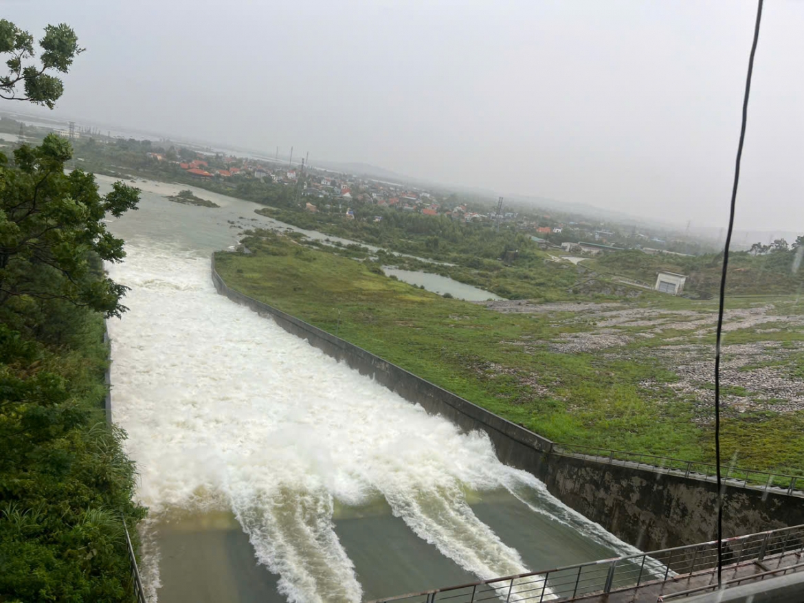 Hồ Yên Lập, hồ chứa lớn nhất tỉnh Quảng Ninh tiếp tục xả nước liên tục để đón lũ
