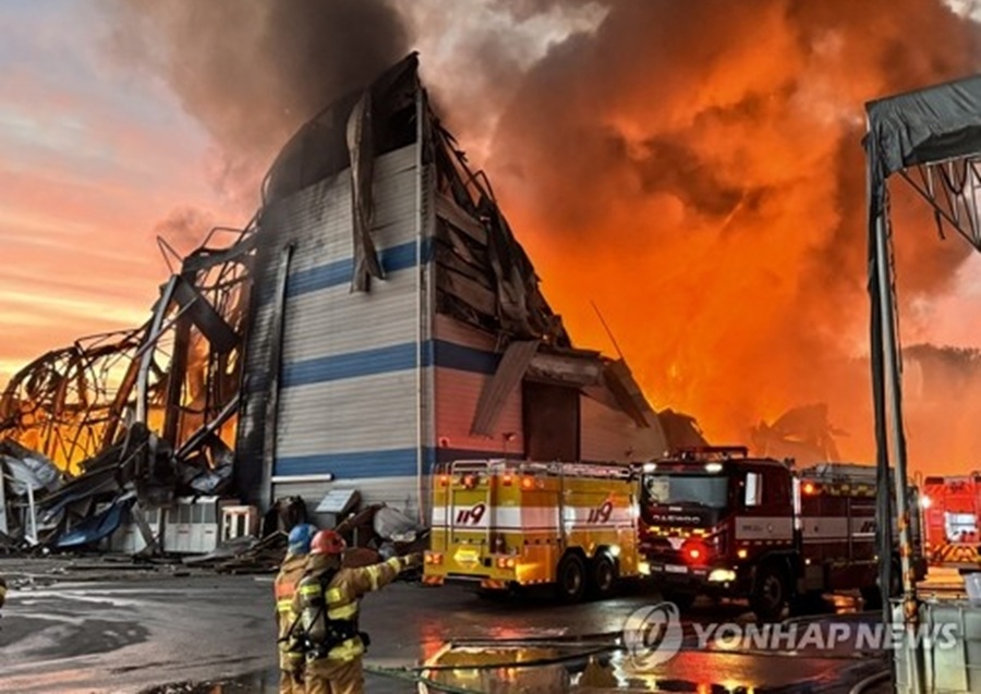 Khu vực xảy ra hỏa hoạn là nhà kho chứa hóa chất với nhiều vật liệu dễ cháy và nguy hiểm. Ảnh: Yonhap News.