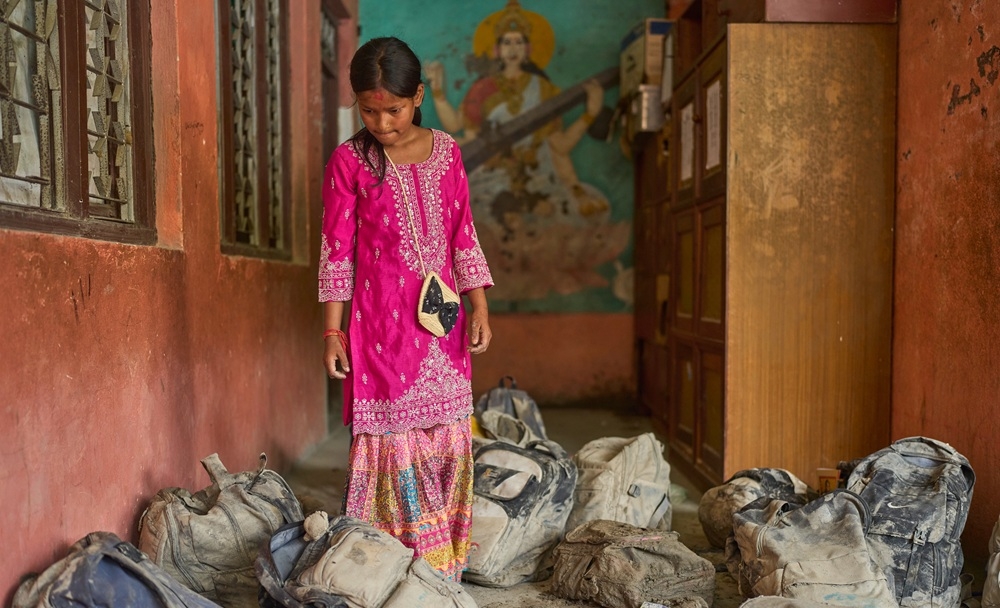 Học sinh may mắn sống sót sau tham khốc lũ quét tại trường Shree Bagheswori Madhyamik ở Galchhi, huyện Dhading, Nepal. Ảnh: AP